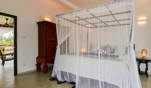 Queen Room with Garden View image 10