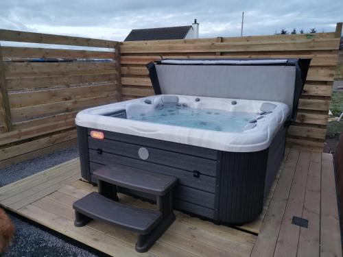 熱水浴缸, Achmeney Glamping larger than Average pod in 呵加利