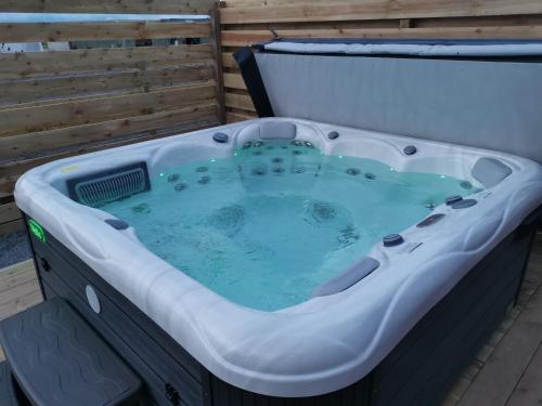 熱水浴缸, Achmeney Glamping larger than Average pod in 呵加利