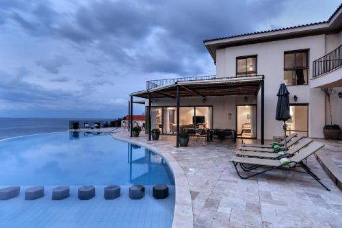 Villa Adam Beach Front with Private Butler – khách sạn tại Esentepe