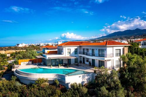 Villa Adam Beach Front with Private Butler in 에센테페