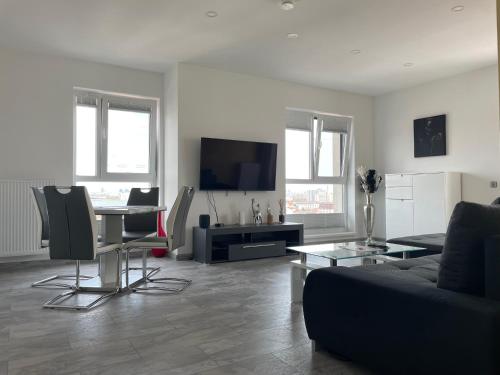 Lakeview 2 Room Penthouse Rooftop Terrace W15 3