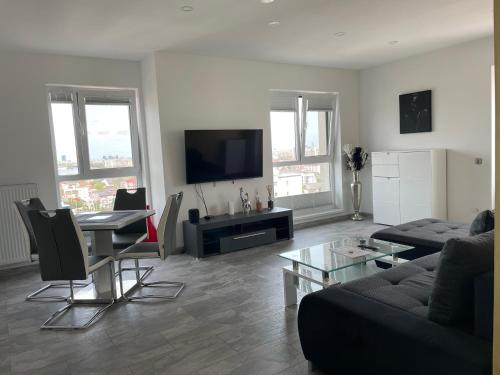 Lakeview 2 Room Penthouse Rooftop Terrace W15 1