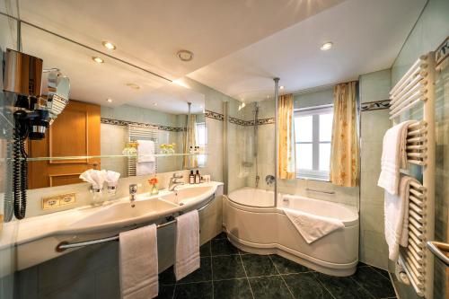Fürdőszoba, Hotel Tannbergerhof im Zentrum von Lech in Lech Városközpont