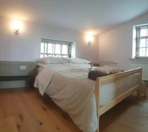 1700s Canalside Cottage Sleeps up to 12 Guests