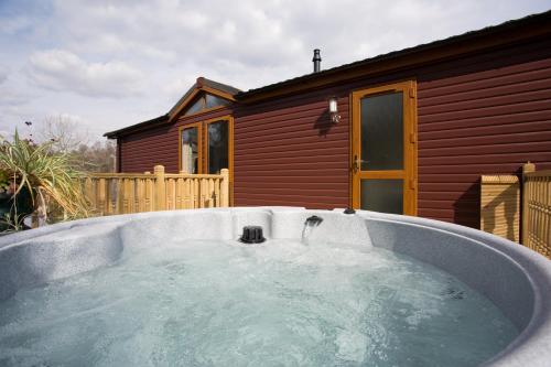 2-Bed Cottage with Hot Tub at Loch Achilty NC500