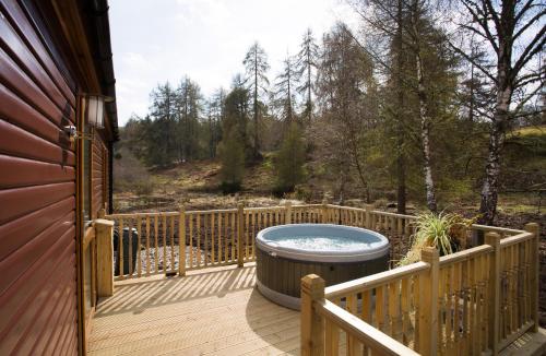 2-Bed Cottage with Hot Tub at Loch Achilty NC500