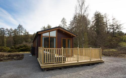 2-Bed Cottage with Hot Tub at Loch Achilty NC500