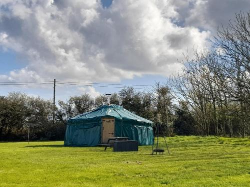 Hawthorn Yurt award winning Wych Elm Glamping gîte à louer Spernan Shoals