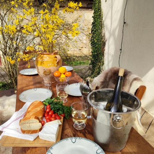 French countryside 2-Bed House gîte à louer Saint-Ciers-du-Taillon