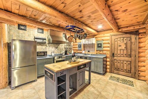 Spacious Cabin with Decks Near Saratoga Springs in Middle Grove, USA