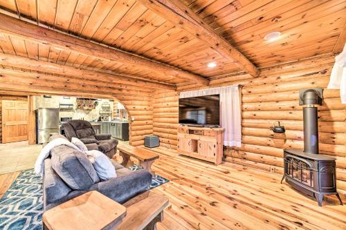 Spacious Cabin with Decks Near Saratoga Springs in Middle Grove, USA