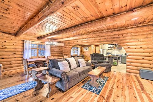 Spacious Cabin with Decks Near Saratoga Springs in Middle Grove, USA