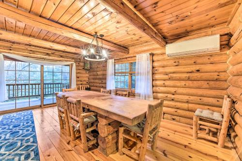Spacious Cabin with Decks Near Saratoga Springs in Middle Grove, USA