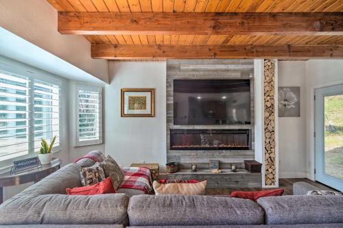 Crestline Cabin with Deck 1 Mi to Lake Gregory Crestline Cabin with Deck 1 Mi to Lake Gregory