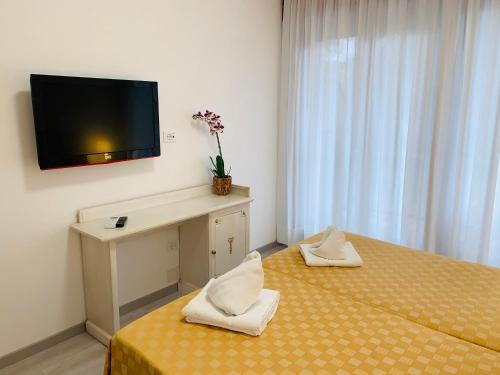 Twin Room image 7