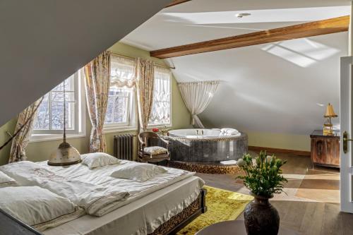 Suite, deluxe, spa bathtub