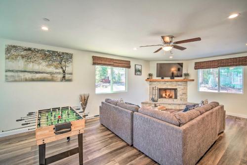 Family Home with Deck and View, 4 Mi to Lake Arrowhead in Twin Peaks, USA