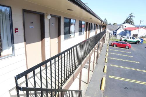 Silver Sands Motel - image 9