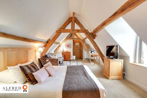 Hôtel Saint-Laurent, The Originals Relais in Montfort-l'Amaury