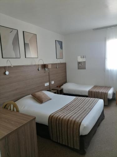 1 double bed, 1 twin bed