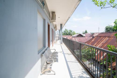 balcon/terrasse, RedDoorz Syariah Near Tugu Dodol Kandangan in Belimbing Baru