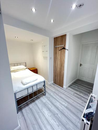 Spacious Entire Two Bedrooms Flat, H 3 5