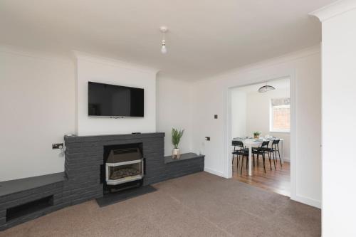 Skyvillion - STEVENAGE SPACIOUS & COZY 3Bed House with Parking, Wifi, Garden