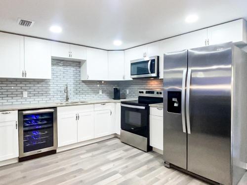 Sarasota Modern, Spacious, Comfy, Queen Beds, Backyard Rental in Sarasota, USA