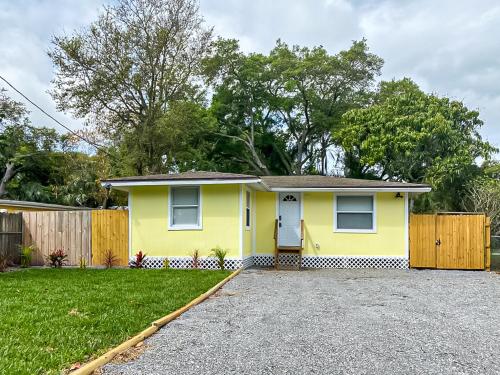 Sarasota Modern, Spacious, Comfy, Queen Beds, Backyard Rental in Sarasota, USA