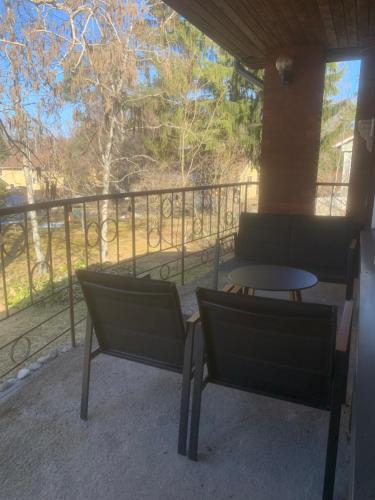 Omakotitalo rauhallisella sijainnilla lähellä keskustaa Maksuton pysäköinti ja puusauna (Omakotitalo rauhallisella sijainnilla lahella keskustaa Maksuton pysakointi ja puusauna) in 海門林納