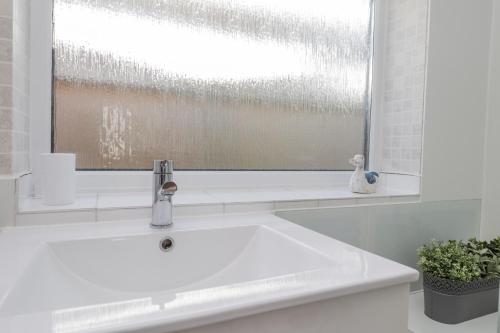 Echo Beach - image 9