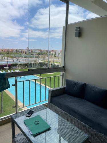 Bel appartement pied sur mer vue imprenable sur piscine et jardins in Sidi Rahal