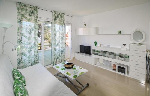  Amazing apartment in Lloret de Mar w/ Outdoor swimming pool, Outdoor swimming pool and 1 Bedrooms in Lloret de Mar