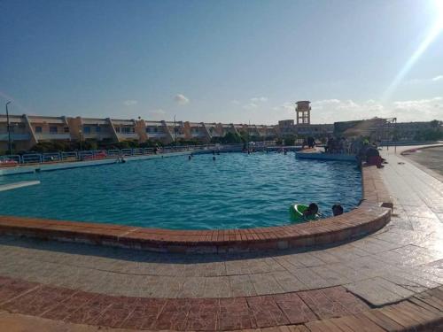 Swimming pool, للإيجار في مطروح شاليه داخل قرية سياحية شاليه شايف البحر امتداد شاطئ الابيض البحر متاح لكن حمام ال in Marsa Matruh