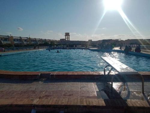 للإيجار في مطروح شاليه داخل قرية سياحية شاليه شايف البحر امتداد شاطئ الابيض البحر متاح لكن حمام ال in Marsa Matruh