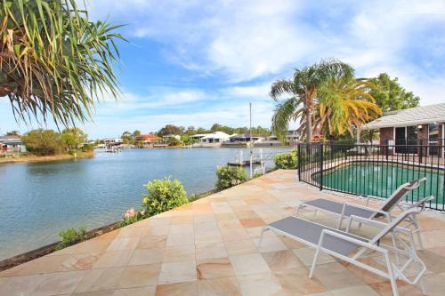 4 bedroom house on canal, private beach, pool and pontoon