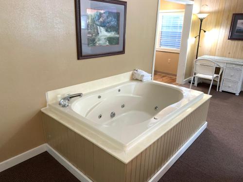 Carr's Northside Hotel and Cottages near Alamo Steakhouse & Saloon