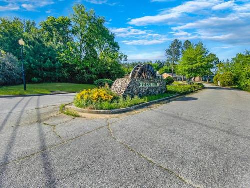 NEW! Luxe Cottage with Big Backyard 10 Mi to Augusta in Evans, USA