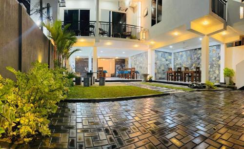 Exterior view, Funwhales Rest House in Negombo