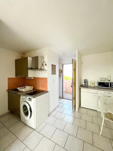 Cap d'Agde Antinea, Plage Rochelongue, Piscine et Parking near Bodega Buena Vista