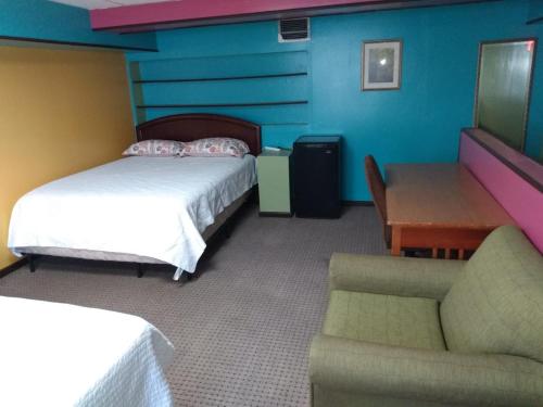Shared Loft-KingQueen beds & 2 sofa beds sleeps 9 - image 9