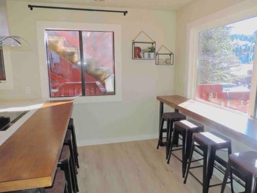 Modern getaway! Relax, bike, hike, and shred! in Angel Fire, USA