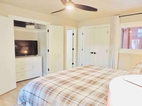 Modern getaway! Relax, bike, hike, and shred! in Angel Fire, USA