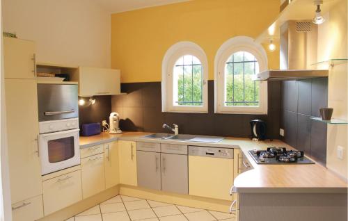 virtuve, Gorgeous Home In Creissan With Wifi in Creissan