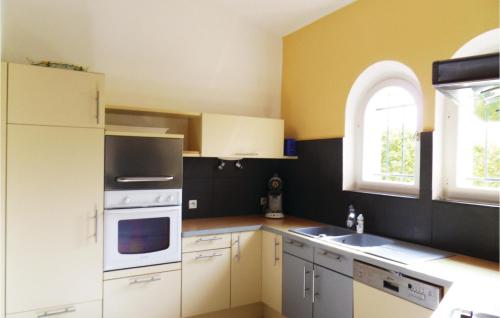 virtuve, Gorgeous Home In Creissan With Wifi in Creissan