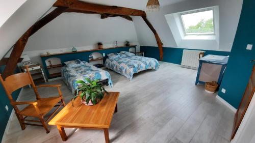 1 queen bed, 2 twin beds