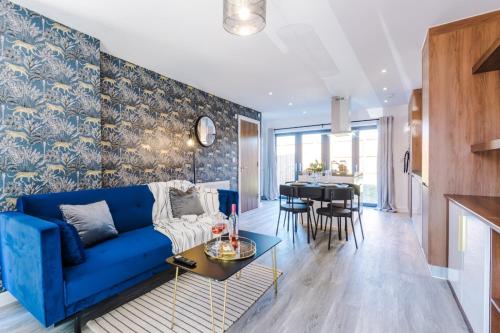 Rest&Recharge at Ridgefield House (5 Bedrooms, 8 Beds, 2 Bathrooms, Free parking) gîte à louer Swallow Bower Hotel