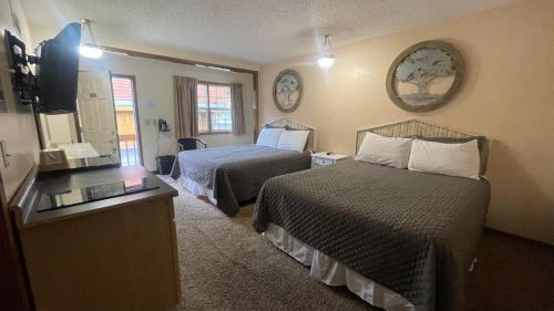 Cedar Wood Inn - image 10
