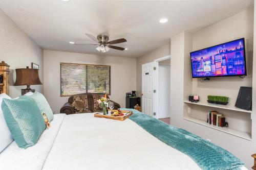 Whispering Creek Bed & Breakfast - Tap to explore photos